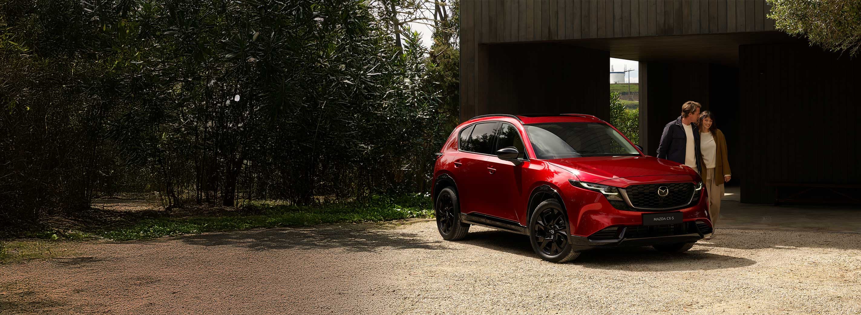 Mazda CX-5 rojo en un entorno urbano al atardecer